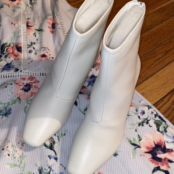 Lulu’s White Booties - Picture 3 of 10